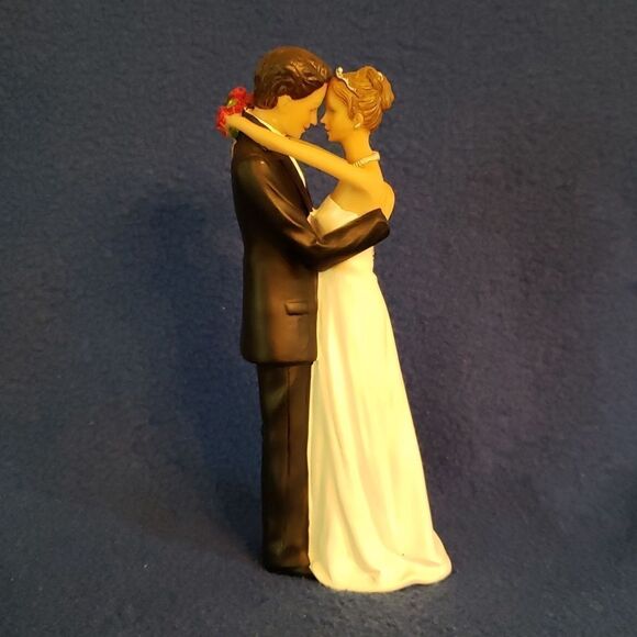 Beautiful Ceramic Bride and Groom Couple Figurine - Picture 3 of 16